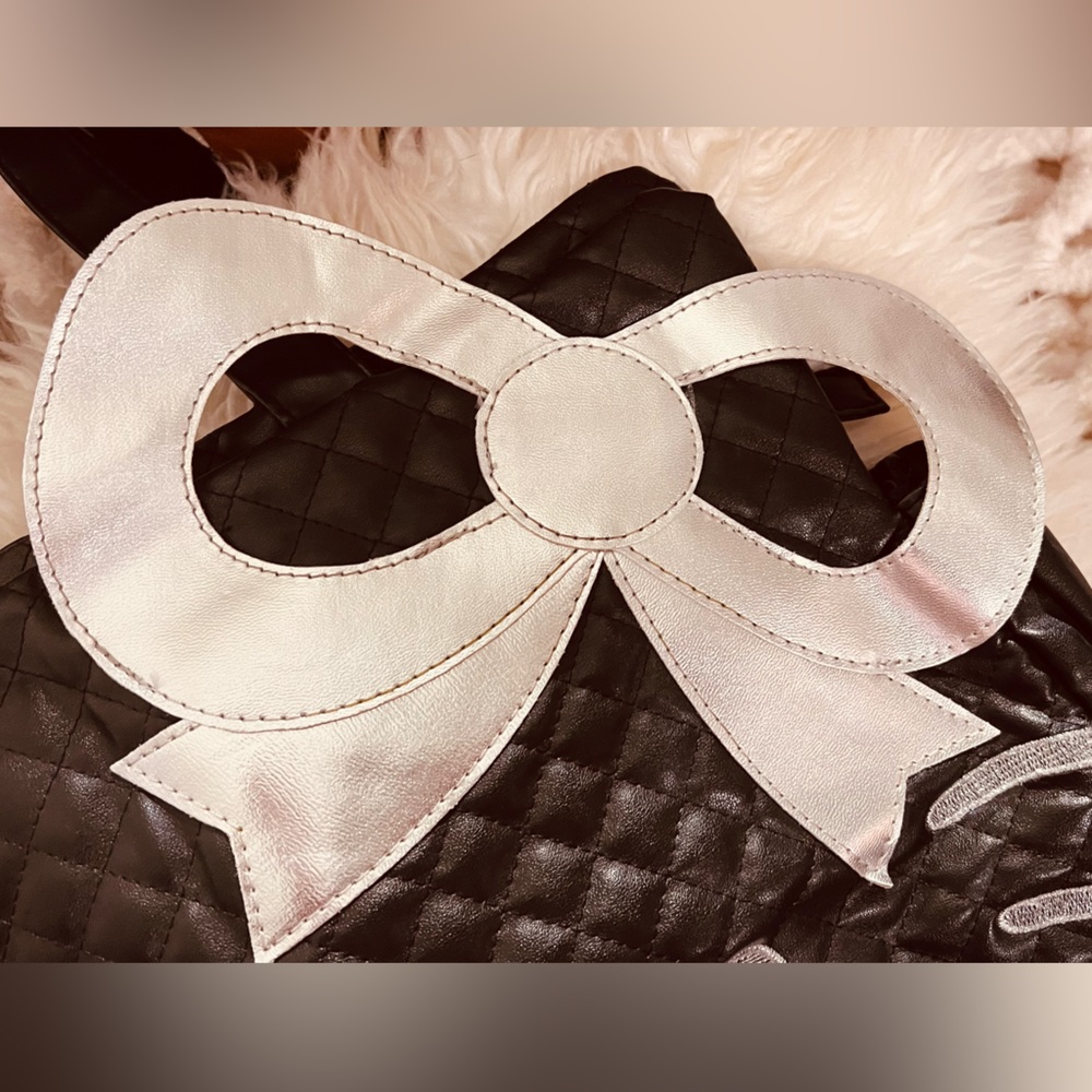 ✨Hello Kitty 2008 Sanrio Silver Bow Quilted Black Large
Tote Shoulder Bag Purse✨ - Picture 5 of 7